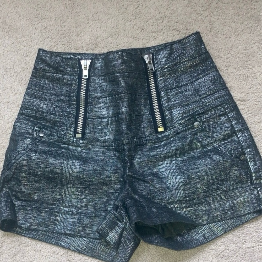 Cute double zipper shorts